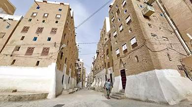 ناطحات سحاب مبنية من الطين في مدينة شبام اليمنية القديمة المسورة في محافظة حضرموت 